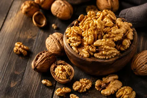 گردو؛ بمب هوشمندی یا داروی جوانی؟ ۵ دلیلی که باید گردو را به رژیم غذایی‌تان اضافه کنید